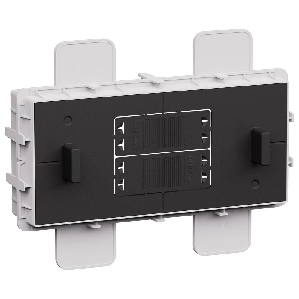 Accessori per installazione filomuro, completi di protezione Bticino PB506NNF