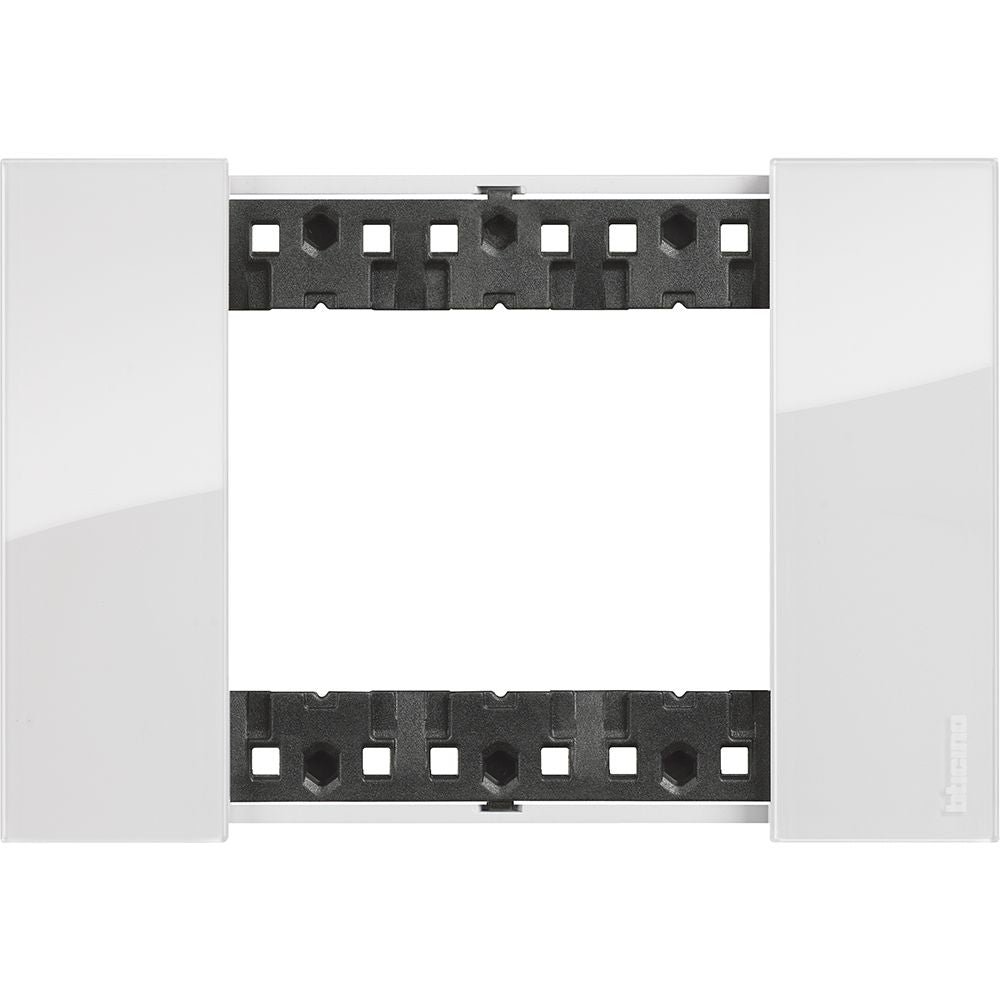 Placca Living Now 3 moduli - ghiaccio - materiale: plastica bimaterica Bticino KA4803DW