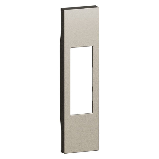 Cover per prese standard Italia P11 e P17/11, pulsante a tirante, interruttore bipolare. Per articoli KC4033 - KC4002 - KC4113 - KC4180 - 1 modulo - Champagne. Bticino KC02