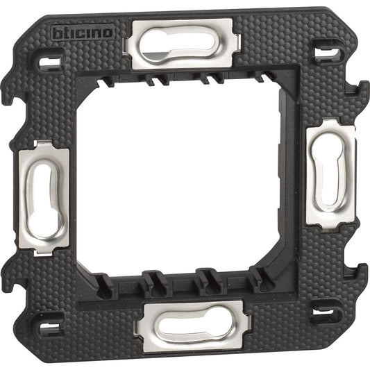 Supporto 2 moduli con valva di protezione. Bticino K4702
