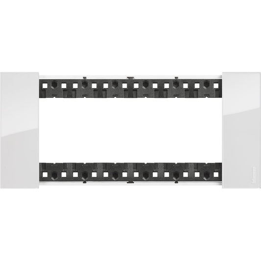 Placca Living Now 6 moduli - ghiaccio - materiale: plastica bimaterica Bticino KA4806DW